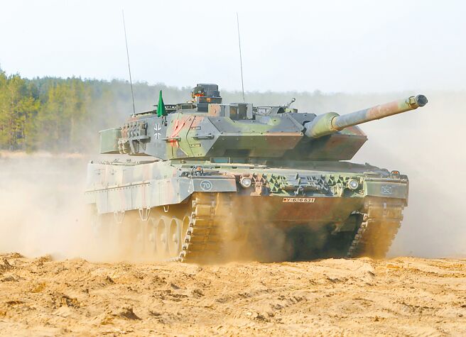 德国外长贝尔伯克22日则松口表示，若波兰将德制豹2式坦克移交给乌克兰，德国政府不会阻挠。（路透）