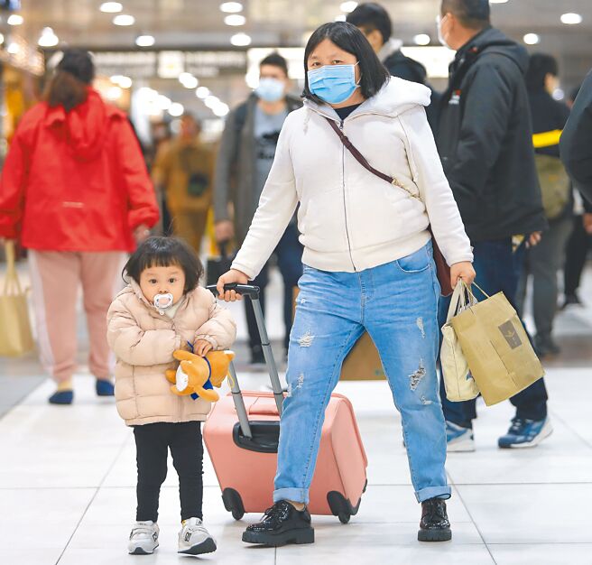 大年初二晚上起，冷气团将来袭，初二是传统习俗回娘家的日子，各大眾运输交通车站一早就涌入大批民眾。（季志翔摄）