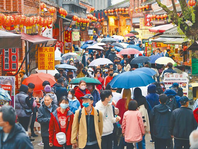 大年初二许多民眾选择出外逛街购物，深坑老街的美食商圈涌入了大批人潮，享受这难得一见的假期。（季志翔摄）