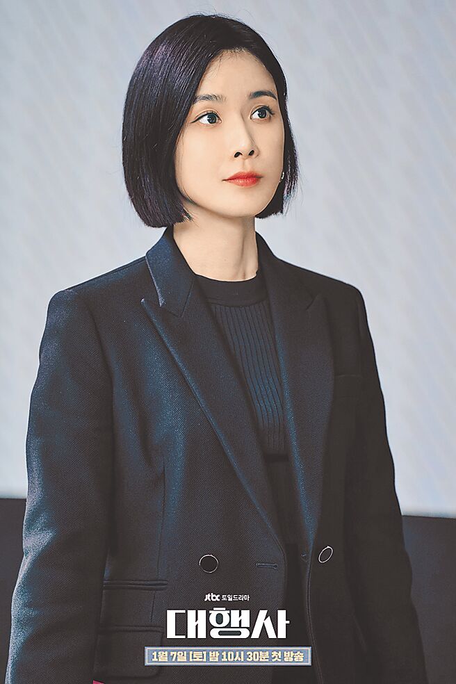 女神李寶英在領銜主演的職場劇《代理公司》中，化身廣告女王。（摘自JTBC臉書）