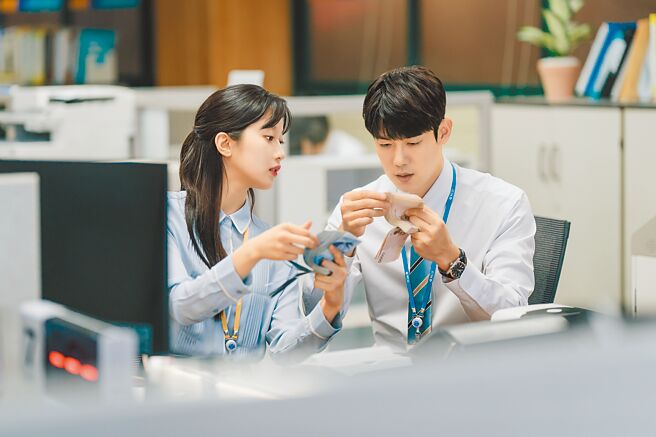 以銀行業為背景的文藝愛情劇《愛情的理解》。（Netflix提供）