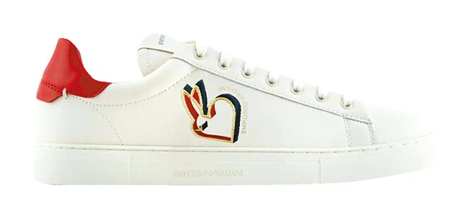 Emporio Armani「2023農曆新年系列」白色休閒鞋，價格店洽。（Emporio Armani 提供）