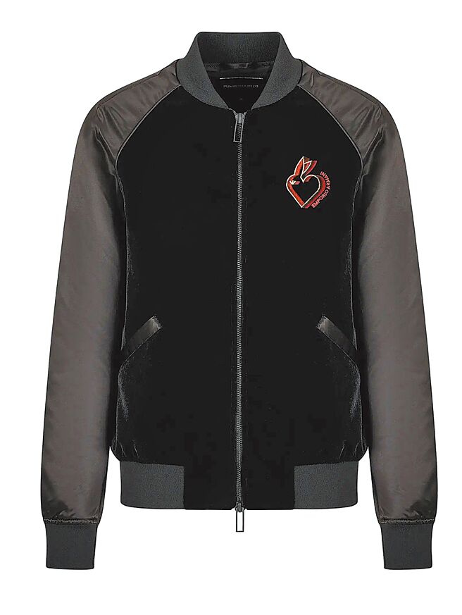 Emporio Armani「2023農曆新年系列」黑色天鵝絨緞面拼接夾克，價格店洽。（Emporio Armani 提供）