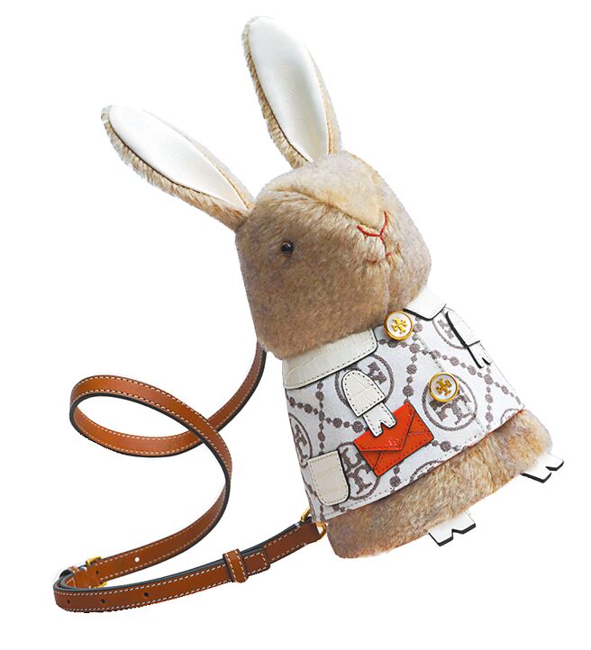 Tory Burch 立體的絨毛福兔包，2萬7900元。（Tory Burch提供）