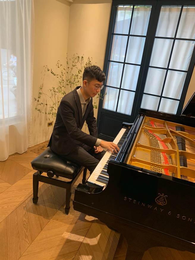 北市交明日之星优胜者之一林品宏现年22岁，目前就读台师大音乐系四年级，在优胜者音乐会上他将演奏布拉姆斯第二号钢琴协奏曲。（北市交提供）