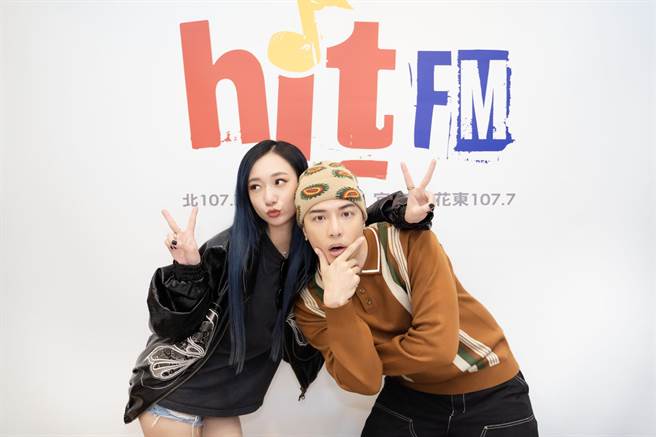 Julia、J.Sheon一起主持电台节目，互动逗趣。（Hit Fm联播网提供）