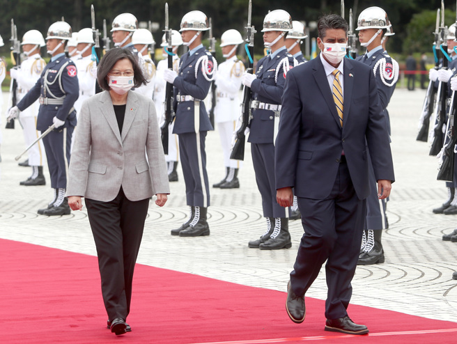 帛琉總統惠恕仁（右）去年曾來台，受到蔡英文總統（左）熱情歡迎（資料照／鄭任南攝）