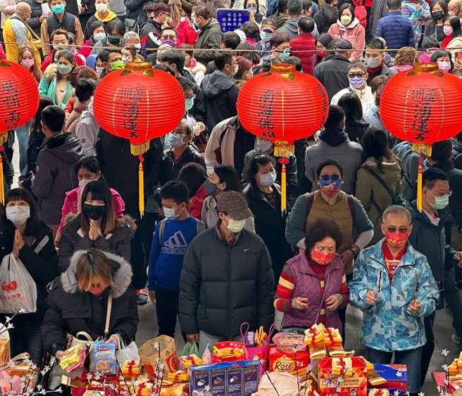 医师黄轩表示，民眾报復性旅游同时，新冠病毒也在报復性地扩大，最好戴着口罩。（图／示意图，记者陈怡诚摄影）