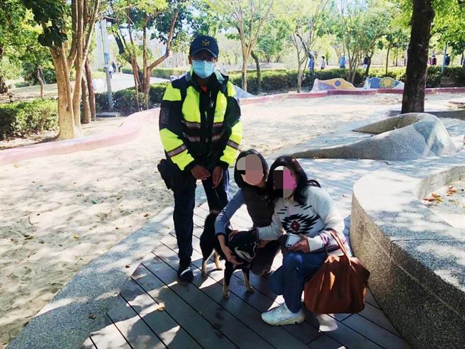 员警不久找到黑柴饲主。（翻摄照片／崔正纲高雄传真）