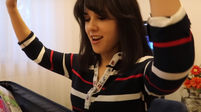 不要闹工作室板主近日搭飞机飞7千公里到俄罗斯，拜访曾在台湾念书的正妹李若晴。（图／翻摄自不要闹工作室YouTube）