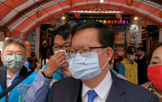 前桃园市长郑文灿今赴平镇褒忠祠参香祈福。（蔡明亘摄）