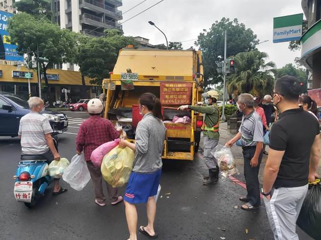 高市府环保局清洁队大年初四上工加强收运春节3天停收的垃圾。（高市府环保局提供／洪浩轩高雄传真）