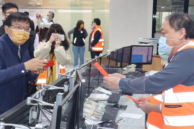 交通部长王国材（图左）今日视察高公局北区交通控制中心。（叶德正摄）