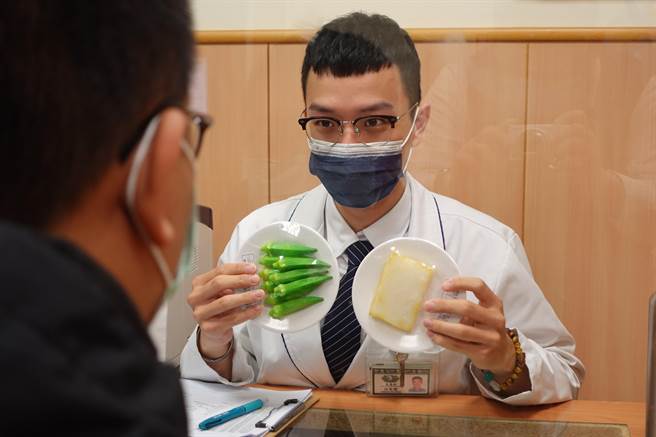 台中慈济医院营养科洪圣杰营养师建议，用植物性蛋白质「替代」动物性蛋白质，让餐点变的更健康。（台中慈济医院提供／陈淑娥台中传真）