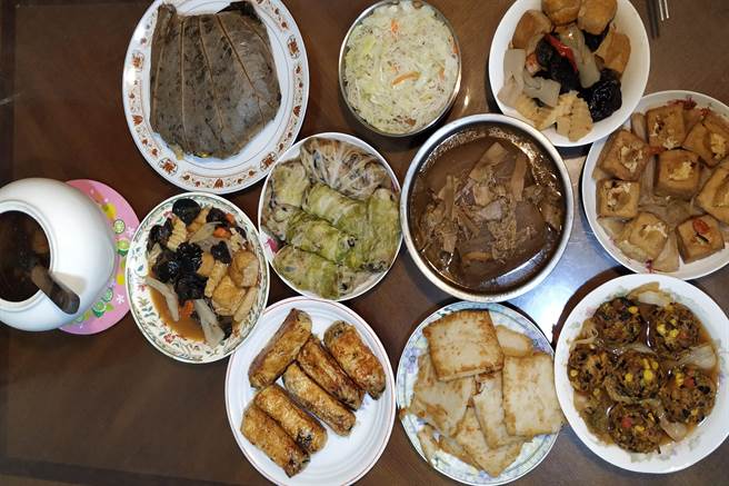 丰盛美味的年菜让人垂涎欲滴，掌握「浅嚐、替代」的诀窍，也能享受美道佳肴的风味。（台中慈济医院提供／陈淑娥台中传真）