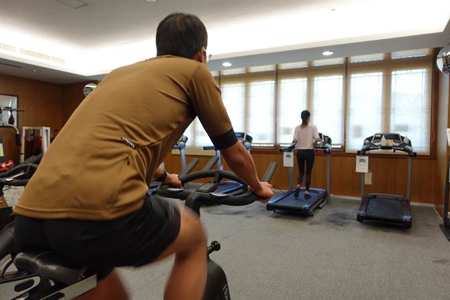 春节期间休假，但是健康不放假，除了「聪明吃」，也要「勤运动」，年后才不必忙减重。（台中慈济医院提供／陈淑娥台中传真）