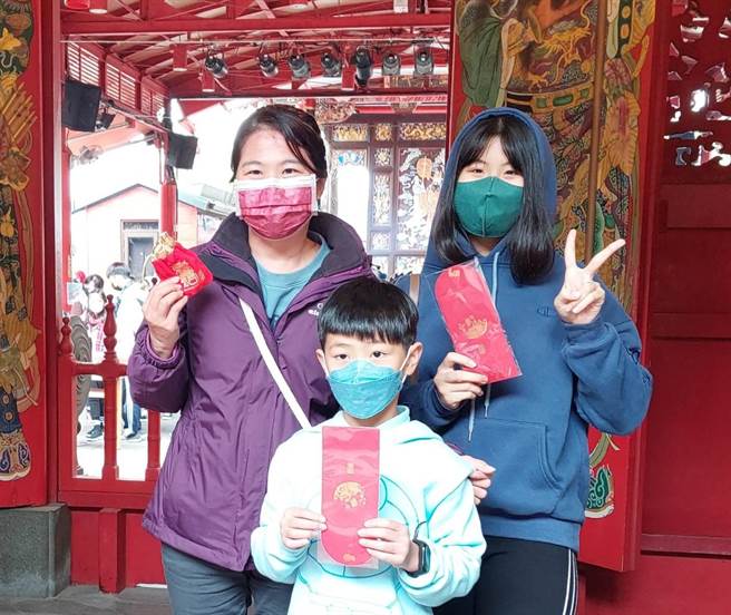 来自桃园的张小姐一家，是首位获得文昌祠钱母的幸运儿。（全联善美的基金会提供／吴佩蓉宜兰传真）