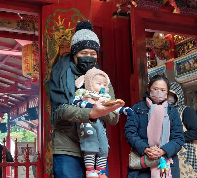 大家最引颈期盼的「钱兔似锦、跋杯祈福币」接连两天登场，让游客福气财气一整年。（全联善美的基金会提供／吴佩蓉宜兰传真）