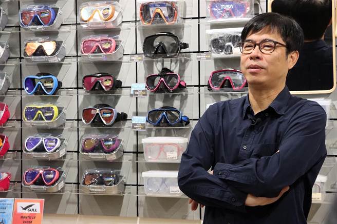 高雄市长陈其迈是名潜水爱好者，且已有30年潜水资歷，他特别趁着农历年节前空檔时间到潜水专门店试装备，并与「潜友」畅谈潜水经验。（高市府新闻局提供／洪浩轩高雄传真）