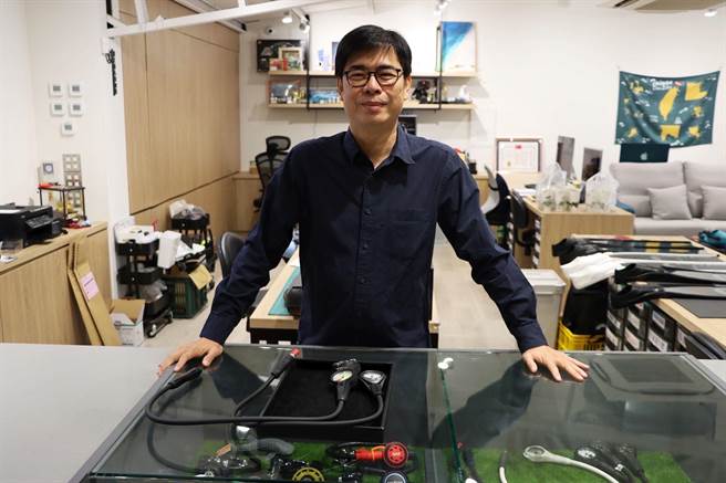 高雄市长陈其迈是名潜水爱好者，且已有30年潜水资歷，他特别趁着农历年节前空檔时间到潜水专门店试装备，并与「潜友」畅谈潜水经验。（高市府新闻局提供／洪浩轩高雄传真）