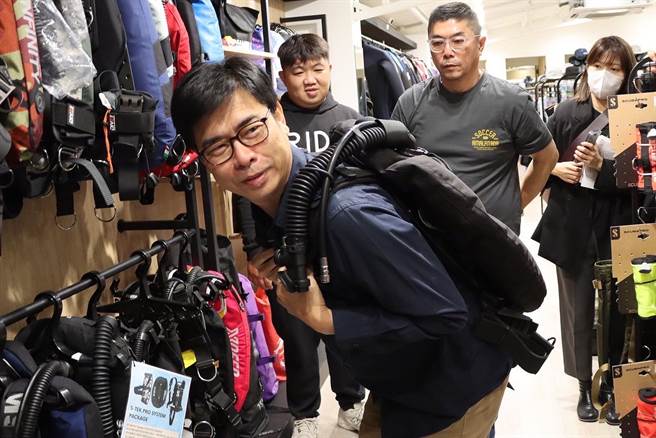 高雄市长陈其迈是名潜水爱好者，且已有30年潜水资歷，他特别趁着农历年节前空檔时间到潜水专门店试装备，并与「潜友」畅谈潜水经验。（高市府新闻局提供／洪浩轩高雄传真）