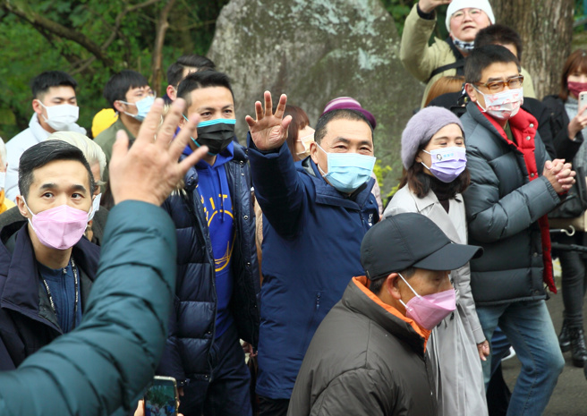 新北市长侯友宜（中）大年初四到淡水无极天元宫参拜以及赏樱走春，不少民眾抢着跟侯握手拿福袋、也有人则直接高喊总统好。（张铠乙摄）