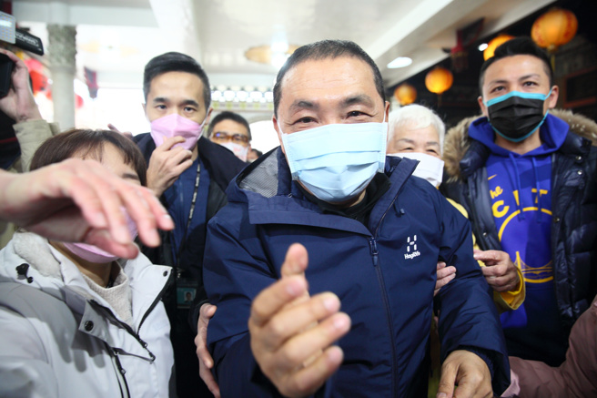 新北市长侯友宜（中）大年初四到淡水无极天元宫参拜以及赏樱走春」。（张铠乙摄）