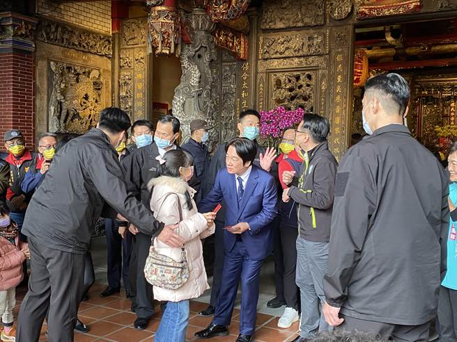 副总统赖清德25日到台中市北区元保宫发放1元福袋。（冯惠宜摄）