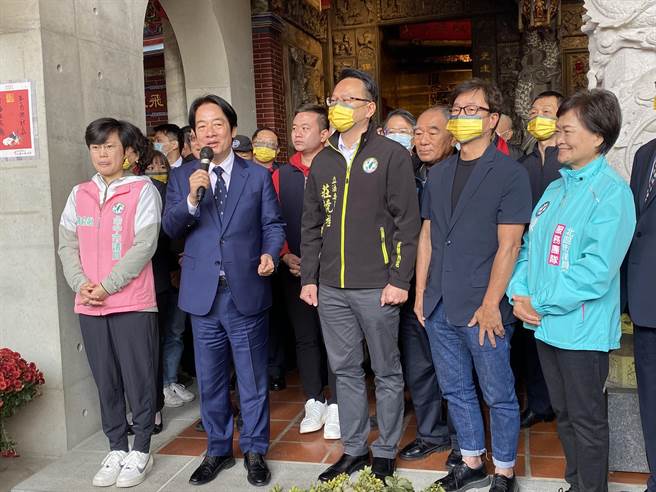 副总统赖清德25日到台中市北区元保宫发放1元福袋。（冯惠宜摄）