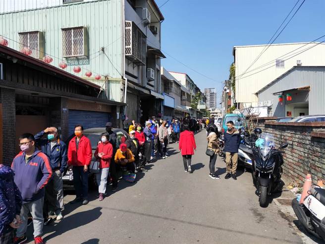 副总统赖清德25日到台中市太平区慈兴宫参香并发放1元福袋，支持民眾排队人龙绵延数里。（冯惠宜摄）