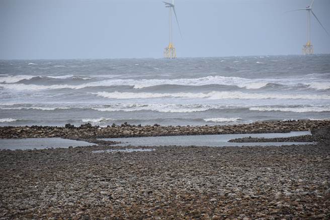 后龙镇外埔沿岸的合欢石沪倾倒损毁部分目前已有近百米。（谢明俊摄）