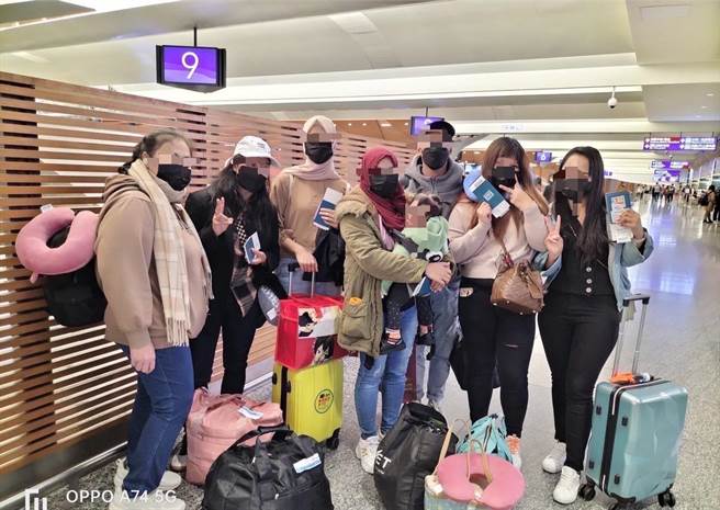 移民署苗栗專勤隊春節服務不打，協助印尼籍逃逸移工帶著新生幼兒回國。（移民署苗栗專勤隊提供／謝明俊苗栗傳真）