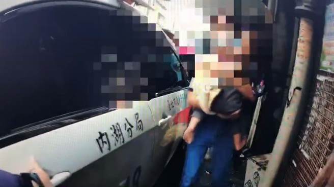 员警以巡逻车协助受伤孩童就医。（翻摄画面）