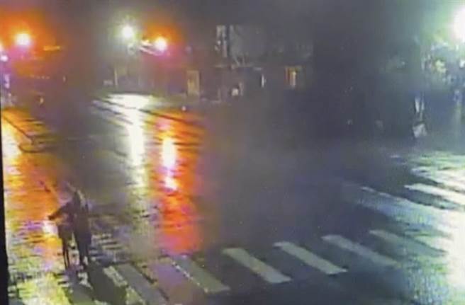 桃园中坜84岁游姓老妇昨早骑脚踏车想回娘家，因记忆衰退忘记路，骑车绕了18小时行经八德、大溪，最后才绕到龙潭。（翻摄画面／蔡明亘桃园传真）