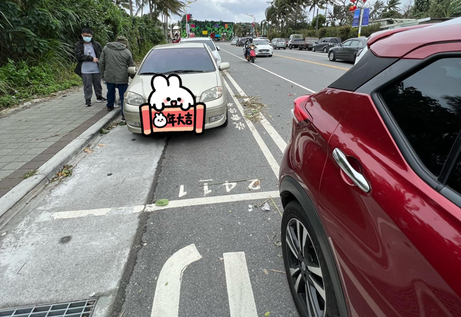 女网友在路边发现空的停车格，开车到前方闪黄灯后，准备倒车停入时，遭其他车辆插队停入，让她很生气；不过多数网友认为她应从「后方」等待，而非倒车进入车位。（翻摄自脸书「爆怨公社」）