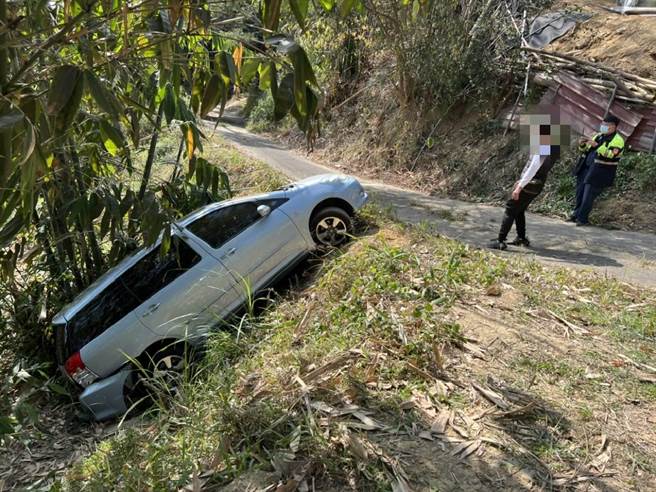 台中29歲江姓男子開車載母親、友人前往頭汴坑自家農地「巡田水」，疑因路況不熟，在迴轉時滑落路旁邊坡。（民眾提供／馮惠宜台中傳真）