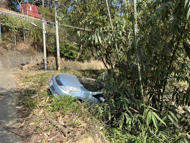 台中29歲江姓男子開車載母親、友人前往頭汴坑自家農地「巡田水」，疑因路況不熟，在迴轉時滑落路旁邊坡。（民眾提供／馮惠宜台中傳真）