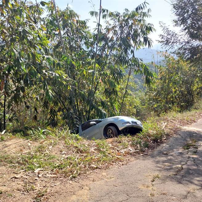 台中29歲江姓男子開車載母親、友人前往頭汴坑自家農地「巡田水」，疑因路況不熟，在迴轉時滑落路旁邊坡。（民眾提供／馮惠宜台中傳真）