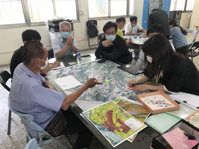 六龜區做為高雄市國土計畫整體規劃示範地區，都發局去年4月起舉辦多場在地工作坊及座談會，蒐集民間意見。（高市都發局提供／袁庭堯高雄傳真）