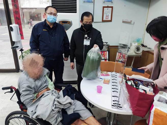 張姓老翁在寒冬中失禁喊救命，警推輪椅助返派出所，社會局長陳寶民也趕到派出所關心。(警方提供／蔡依珍桃園傳真)