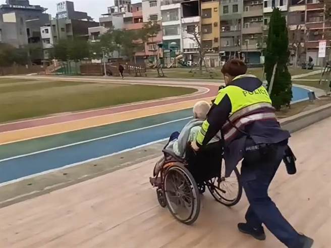 張姓老翁在寒冬中失禁喊救命，警推輪椅助返派出所。(警方提供／蔡依珍桃園傳真)