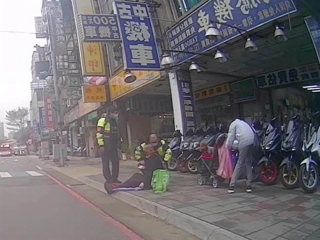 73歲患有少肌症的林姓老翁路倒，桃警助返家。(警方提供／蔡依珍桃園傳真)