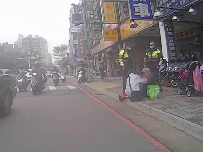 73歲患有少肌症的林姓老翁路倒，桃警助返家。(警方提供／蔡依珍桃園傳真)