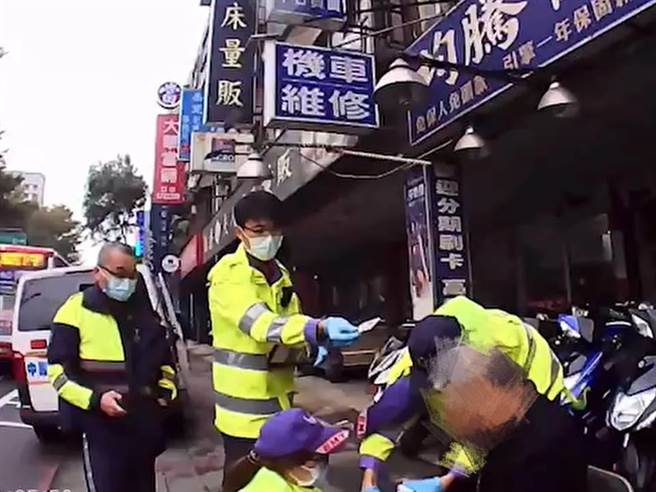 73歲患有少肌症的林姓老翁路倒，桃警助返家。(警方提供／蔡依珍桃園傳真)