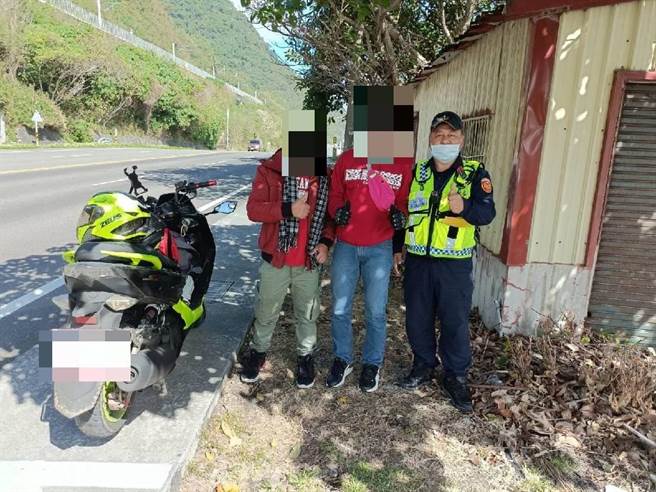 菲籍2民眾日前骑车环岛至台东机车突然爆胎，2人在台9线推着机车，幸获大武分局热心协助。（大武分局提供／蔡旻妤台东报导）