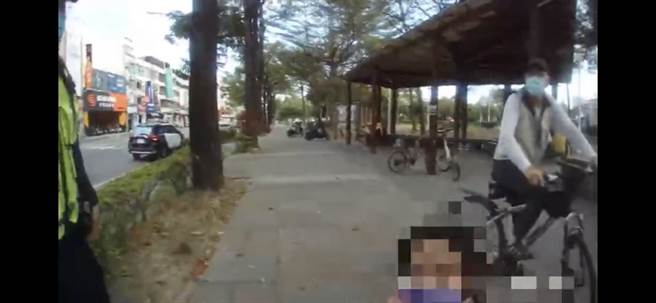 员警日前在公园巡逻时，发现一名女童走失。（翻摄照片／崔正纲高雄传真）