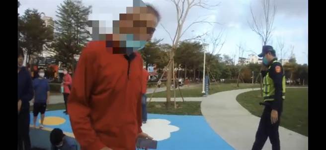 员警不久在公园内找到女童的阿公。（翻摄照片／崔正纲高雄传真）