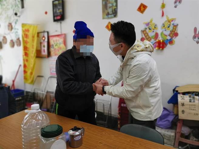 桃園副市長蘇俊賓25日一早前往避寒所探視街友，認為要救急也要助「脫遊」。（摘自蘇俊賓臉書／蔡依珍桃園傳真）
