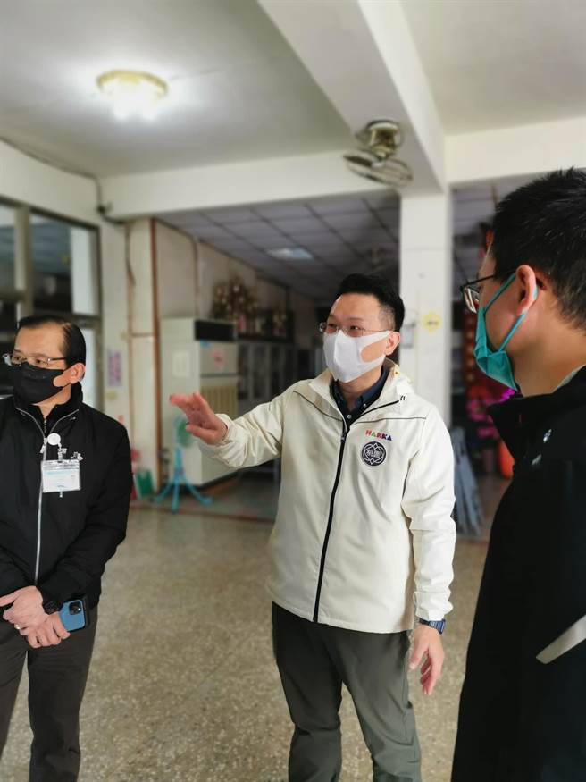 桃園副市長蘇俊賓25日一早前往避寒所探視街友，認為要救急也要助「脫遊」。（摘自蘇俊賓臉書／蔡依珍桃園傳真）