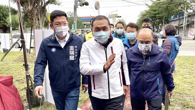 郭正亮认为，侯友宜（中）没对国内重大议题表态相当不可思议。（中时资料照，吕健豪摄）